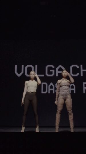 Darya Timoshenko Instagram - Воспоминания🤎👜 мой judge showcase на Volga champ. 
Поставить за два дня одно из моих любимых по сей день. 

Duet @kseniya.goryacheva , когда сделаем с тобой коллаб не понятно 🥂но тогда было тоже супер!

Видели полную версию ?