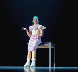 Darya Timoshenko Instagram - My hands performance 🧊 Импровизация на концерте «Северное сияние» от @protancysever 🍀 Всегда рада вашим приглашениям @reshetnikovaofficial @igorrudnik @самоха 💙 За вдохновение спасибо @dayanakhmedgaliev… За видео @nikitasvarnik 🙏🏼 #дашаролик #performance #art