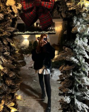 Darya Timoshenko Instagram - Новый год , новый цвет волос 🍯 на медовом захожу в 2024 🫰🏼с Наступающим, дорогие ! Будьте здоровы и будьте счастливыми !