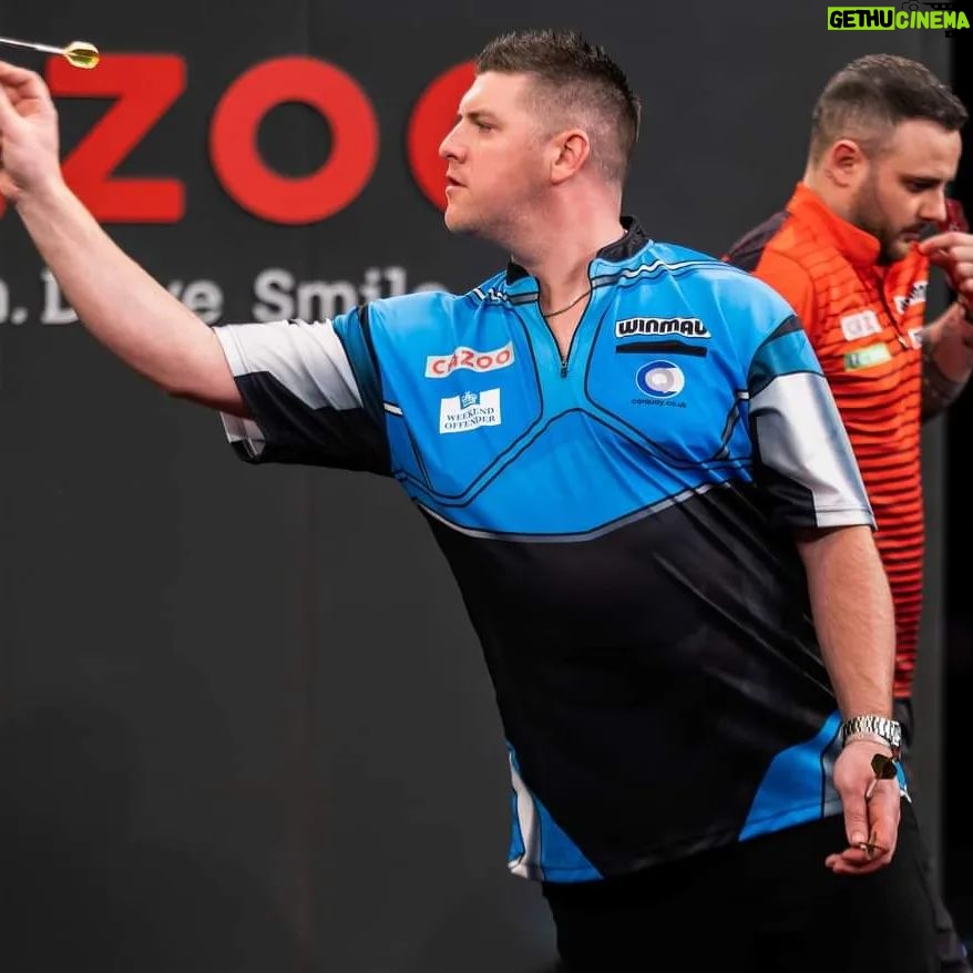 Daryl Gurney Instagram - CAZOO MASTERS ROUND TWO LATEST DARYL GURNEY 6️⃣-4️⃣ Joe Cullen A great session for Superchin! A 14-darter levelled the contest at 3-3 for Daryl, and he pinned double 16 to break and hit the front, before a 52 finish made it 5-3. Double 16 again served Daryl well as he broke once more, but Cullen won the last leg of the session to stay in the contest.