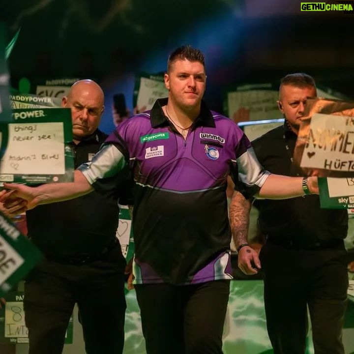 Daryl Gurney Instagram - CAZOO MASTERS ROUND TWO LATEST DARYL GURNEY 2️⃣-3️⃣ Joe Cullen Daryl broke throw in the opening leg with an 80 finish, but a 100 checkout from Cullen ensured the session ended back on throw, with 'The Rockstar' holding a slender lead.