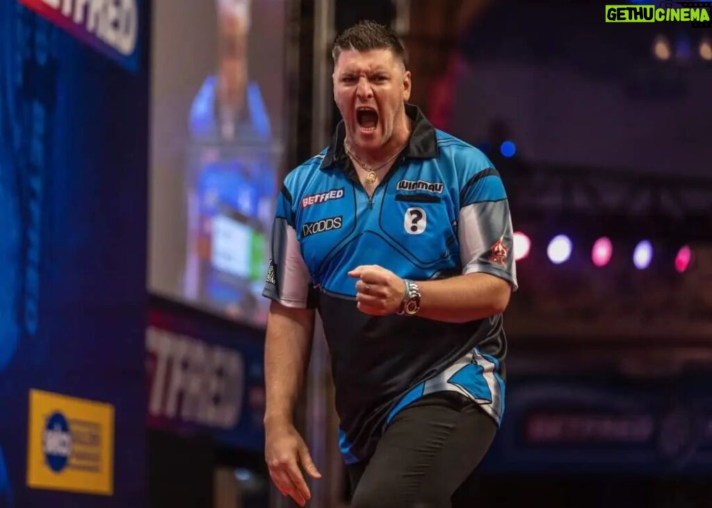 Daryl Gurney Instagram - LATEST DARYL GURNEY 2️⃣-3️⃣ Dave Chisnall It's a commanding set for Chisnall, as he takes it without reply to lead 3-2.