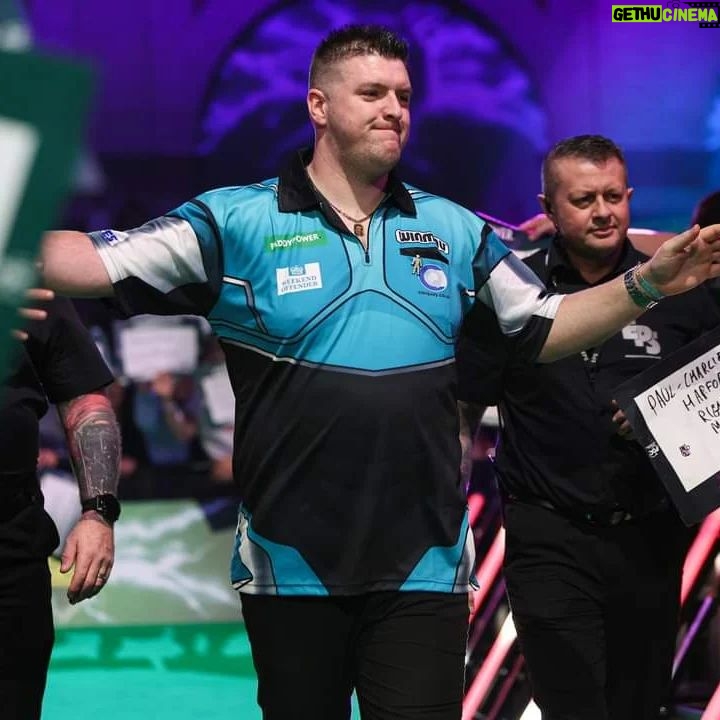 Daryl Gurney Instagram - LATEST DARYL GURNEY 2️⃣-2️⃣ RICKY EVANS Superchin levels the contest. A 121 finish for Daryl was followed by a break of throw, and although Ricky took out 100 and 72 to level, a timely 180 from Gurney and an 86 finish squared the match. @carquay @weekendoffender @winmauofficial
