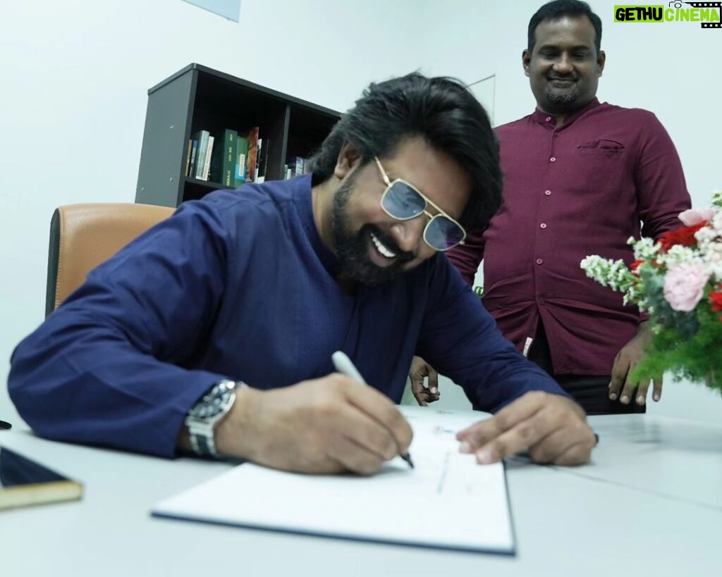 Dato Sri G Gnanaraja Instagram - Signed the guest book at @nambikkaionline office before attending the "Thanga Deepavali Special Interview with DSG" program at the Nambikkai Studio. 📷 @suhaina_sb #DeepavaliSpecial2023 #DSG #GOLD #RAJA #DatoSriG #CapitalG #G #டிஎஸ்ஜி #கோல்ட் #ராஜா #டத்தோஸ்ரீஜி Taman Perindustrian Kinrara, Puchong Selangor