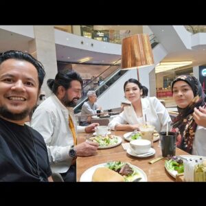Dato Sri G Gnanaraja Instagram - Breakfast meeting with Yong Sari movie Director @indra.putra_jamin from @totemcraftstudio

#DSG #GOLD #RAJA #DatoSriG #CapitalG #G 
#டிஎஸ்ஜி #கோல்ட் #ராஜா #டத்தோஸ்ரீஜி
#23September2023 #Saturday
