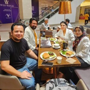Dato Sri G Gnanaraja Instagram - Breakfast meeting with Yong Sari movie Director @indra.putra_jamin from @totemcraftstudio

#DSG #GOLD #RAJA #DatoSriG #CapitalG #G 
#டிஎஸ்ஜி #கோல்ட் #ராஜா #டத்தோஸ்ரீஜி
#23September2023 #Saturday