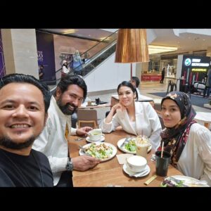 Dato Sri G Gnanaraja Instagram - Breakfast meeting with Yong Sari movie Director @indra.putra_jamin from @totemcraftstudio

#DSG #GOLD #RAJA #DatoSriG #CapitalG #G 
#டிஎஸ்ஜி #கோல்ட் #ராஜா #டத்தோஸ்ரீஜி
#23September2023 #Saturday