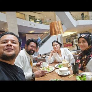 Dato Sri G Gnanaraja Instagram - Breakfast meeting with Yong Sari movie Director @indra.putra_jamin from @totemcraftstudio

#DSG #GOLD #RAJA #DatoSriG #CapitalG #G 
#டிஎஸ்ஜி #கோல்ட் #ராஜா #டத்தோஸ்ரீஜி
#23September2023 #Saturday