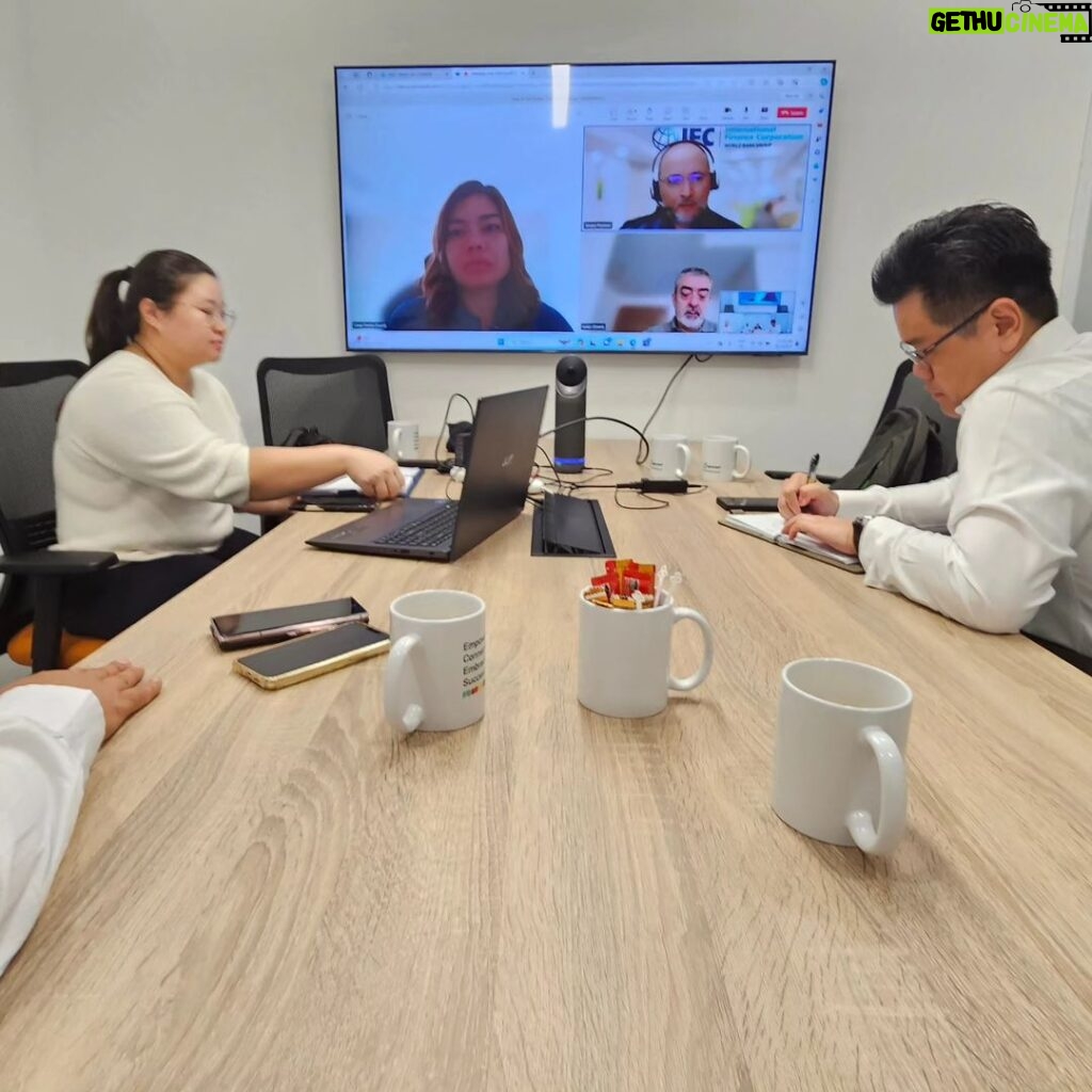 Dato Sri G Gnanaraja Instagram - I had to pinch myself to make sure I'm not dreaming when the meeting started. It was a memorable day for me to be on video conferencing with New York head of Investments and private project financing committee @worldbank @ifc_org to be appointed as one of the Board of Advisors from Malaysia to sit on the advisory board of @capitalone effective 1st February 2024. I am humbled and thankful to the Chairman for giving this big opportunity to me on sharing my financial knowledge. IFC provides a wide range of investment services that help businesses and entrepreneurs focusing on private projects in developing countries around the world. உலக வங்கியின் சர்வதேச நிதி கூட்டுத்தாபனம் என்னுடன் இன்று காணொளி உரையாடல் நிகழ்த்தினர். நியூ யார்க், அமெரிக்காவில் இயங்கி வரும் உலக வங்கி - சர்வதேச நிதி கூட்டுத்தாபனம் அளித்த கௌரவ அழைப்பை ஏற்று கேபிடல் ஒன் ஆலோசனைக் குழுமத்தில் ஒருவராக நான் நியமனம் செய்யப்பட்டுள்ளேன். #WorldBank #InternationalFinanceCorporation #CapitalOne #DSG #GOLD #RAJA #DatoSriG #CapitalG #G #டிஎஸ்ஜி #கோல்ட் #ராஜா #டத்தோஸ்ரீஜி