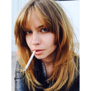 Daveigh Chase Instagram - "One shade more, one ray less, 
Had half impair'd the nameless grace " -lord byron 
w/ my new beautiful hair thanks to @jhzara 💙