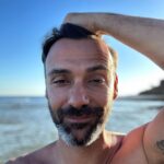 David Cristina Instagram - Homem limpo procura senhora entre os 25 e os 67 para jogar Sudoku à luz das velas e olhar languidamente para o céu enquanto trocam razões porque o país está pior desde o tempo do Salazar. Só se aceitam senhoras bem educadas e com um furo (no máximo) em cada orelha porque já se sabe que mais que um brinco é coisa de mulher solta. Procura-se uma mulher sexualmente enérgica e de mente aberta, disponível para relações pré-agendadas uma vez por mês em posições clássicas pré-sancionadas pelos pais de ambos os membros do casal. Deve gostar de animais, ou seja, ser fã de tauromaquia. Não se aceitam vegetarianas, porque se Deus quisesse que não se comessem os animais não os teria feito tão gostosos. Pode ter filhos, mas ter mente aberta à ocasional lambada ou banho gelado nos querubins. Deve saber cozinhar e não se meter nas conversas dos homens. Mandem mensagem caso haja interesse. (Este post contém ironia, para os mais lorpos) Praia de Olhos de Água (Olhos de Água Beach)