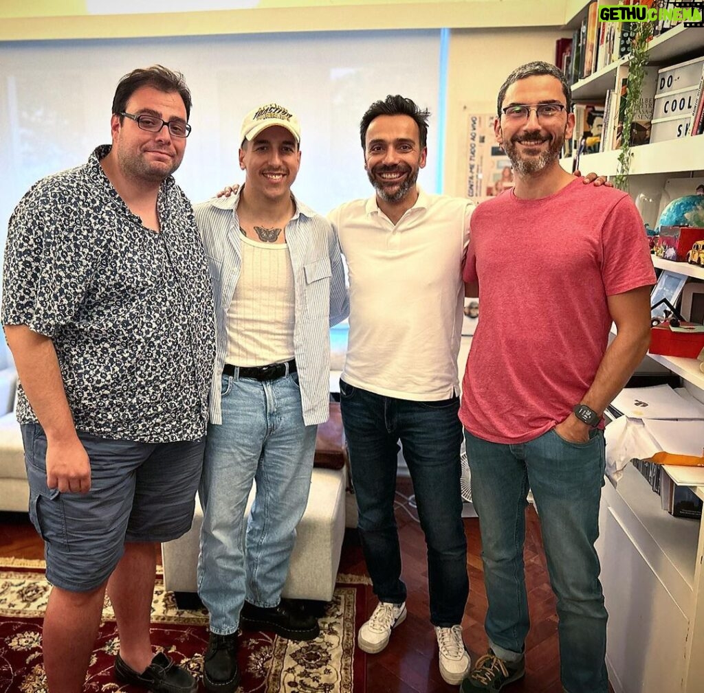 David Cristina Instagram - Caros Fixolas, hoje temos um episódio especialíssimo do Podcast Bué da Fixe Anos 90, com o nosso primeiro convidado (e provavelmente o último) @fernandodaniel . O Fernando juntou-se a nós no nosso estúdio (que é o meu escritório) e gravámos um episódio tótil radical. Falámos do seu novo álbum (VHS Vol. 1), de CDs, da Chuva de Estrelas, de cotas a ouvir rádio e do golo do Kelvin. Foi uma grande rebaldaria, apesar da ausência da Rita Marrafa de Carvalho. Quem diria que estaríamos a gravar um podcast com um convidado destes? Foi o que o Fernando Daniel pensou durante toda a gravação, antes de despedir o agente que lhe arranjou esta coisada. Vão escutar porque ficou altamente. E o Fernando Daniel, além de ser um granda bacano bué da fixe, cantou um bocadinho só para nós.