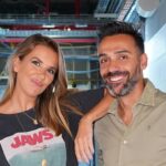 David Cristina Instagram - Mais um Pijaminha de Cenas, desta vez no @aquaportimaoshopping. Quem lá esteve sabe o forrobodó que foi. Aquilo foram tatuagens de castelos da Disney, Soraias e outras grandes questões da humanidade. Ainda houve muita troca de fofoca a começar pelo escândalo do Rubiales e a acabar nos escândalos da minha vida pessoal. Mas isso é só para quem foi, os outros vão ter de esperar pela notícia no correio da manhã. Ninguém diria, mas eu até gosto de conversar com a @apipocamaisdoce apesar de ela já ser mais botox que pessoa. Obrigado @aquaportimaoshopping. Podem tirar o homem de Portimão mas não dá para tirar Portimão do homem. Acreditem que não, porque já contactei vários cirurgiões e eles dizem que não dá.