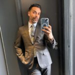 David Cristina Instagram - Uma coisa que se fala pouco dos fatos feitos à medida é que os fatos ficam na mesma, mas as medidas mudam. E neste momento se inspirar acho que mato alguém com um botão projetado a alta velocidade.