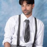 David Cristina Instagram - Fiz lá aquela coisa do AI Yearbook para ver como é que eu era se tivesse feito o liceu nos anos 90, que fiz. E a julgar por estas fotografias era um nhónhó ou um sinistro. Exceto na terceira foto, em que fazia parte dos D.A.M.A.