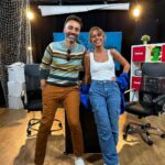 David Cristina Instagram - Ontem estive à conversa com a Carolina de Deus e foi altamente. Falámos de família, Carolinas famosas e música. Apresentámos provas irrefutáveis de como a Carolina, por muito que não queira admitir, é mesmo supê-betalhufa-que-seria. Descobrimos que o seu futuro nome artístico será Onix Melão e discutimos a fatídica boina que quase boicotou a sua carreira. Falámos de como a sua música "Talvez" me ajudou a passar por uma separação dura (curiosamente, de outra cantora). Falámos de romances antigos, de namoros novos e falámos muito de amor. Há muito tempo que queria conversar com a Carolina e não desapontou. É inteligente, apessoada e uma bolinha de positividade que merece todo o sucesso que tem. Quando acabou a gravação eu e o Luzindro (que está a realizar o Apanhados nas Redes) fomos contagiados pelo optimismo e fofinhice da Carolina. Por momentos o @luzindro até se esqueceu que é um homem de meia idade que tem de acordar a meio da noite para urinar. Já eu sou um jovem, dois anos mais novo que ele. A @carolinadedeus_ tem concertos aí a vir, em Coimbra (2 de Março) e em Lisboa (8 de Março) e acreditem em mim, vão esgotar. O episódio vai para o ar nas próximas semanas, depois ponho aqui uns teasers nas stories. Obrigado à @hamaportugal por apoiarem este projeto e ao @clickandplaystudio por ser o melhor estúdio de podcasts de Lisboa e arredores. Falar com pessoas talentosas e porreiras assim, nem devia ser chamado trabalho. #abenssoado #bleçed