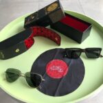 David Mora Instagram - Merci d’être passé nous voir sur le tournage @jeromelagain @alexandre_thibault_off 😎😎😎 J’ai été gâté 🙏🏻😇 Je trouve la collection terrible ! 🤘🏼🤩❤️ @vinylfactoryeyewear #lunettesdesoleil #polarized Cassis