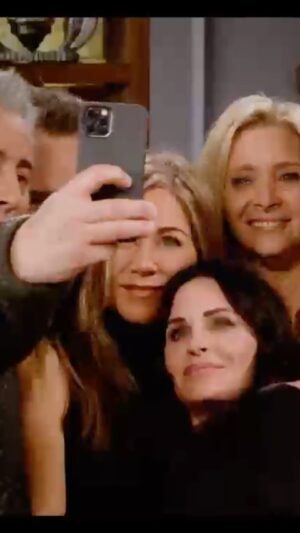 David Schwimmer Instagram - How good does it feel to finally give that friend you haven’t seen in years a big hug?

Now multiply that by 5. 

Or 7 if you’re Joey.

Thursday, May 27th.

@HBOMax 
@friends