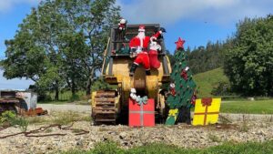 David Thewlis Instagram - Christmas Day is almost over for Hermine and I, so we’ll wish you a Maori Christmas and a Happy New Zealand