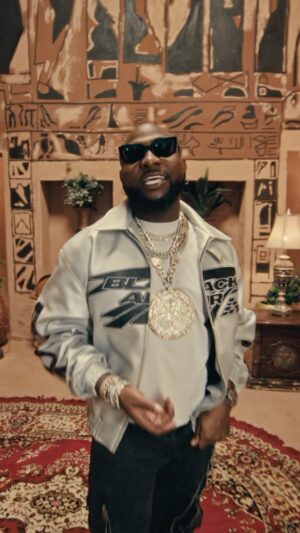 Davido Instagram - Twe Twe (Official Music Video) Out now ! @kizzdaniel 🔥🔥 🎬 @boy_director ! Run it up! 🌎🔥⏳😤😤