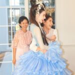 Davika Hoorne Instagram – สุขสันต์วันเกิดนะคะคุณแม่ @mommy.muay ปีนี้ใหม่เลยอยากจัดงานวันเกิดแบบเซอร์ไพรส์แม่สุดๆค่ะ…ขอเกริ่นก่อนนะคะทุกคนตั้งแต่ให้เด็กๆแม่จะชอบพาใหม่ไปดูลิเกน่าจะอายุประมาณสามขวบได้ไปบ่อยมากและจะเป็นคณะนี้เท่านั้นชื่อว่าพรเทพพรทวี แม่ชอบดูลิเกมากเมื่อเดือนที่แล้วก็ยังไปดูอยู่เลยดังนั้นเลยตัดสินใจว่าปีนี้แหละใหม่จะเอาคณะพรเทพพรทวีมาเล่นลิเกในบ้านของใหม่ เพื่อเซอร์ไพรส์คุณแม่ …ใหม่ได้ติดต่อก่อนจะถึงวันนี้เป็นเวลาเจ็ดเดือนเก็บความลับมาตั้งนานโดยที่ไม่หลุดให้แม่รู้มาก่อน😂❤️🤟🏻วันนี้เห็นแม่มีความสุขมากๆดีใจมากเลยนะคะสุขสันต์วันเกิดนะคะแม่❤️