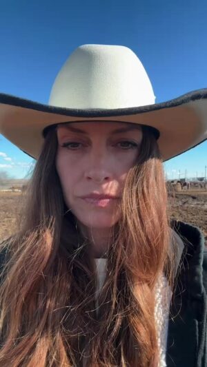 Dawn Olivieri Instagram - Bowie. Again. Feb ***trigger warning

Disclaimer: these horses were humanely euthanized on site by Tahlias vet but I had just gotten there and didn’t know this had happened.