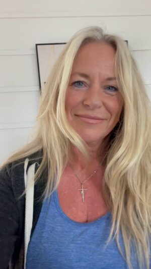 Deana Carter Instagram - #TGIF my loves! Hope all is well & you know that you are loved! ❤️ Got to my YouTube channel for more! Will post a new TGIF-isode (#320) later today! Stay tuned…😘 https://youtube.com/@OfficialDeanaCarter