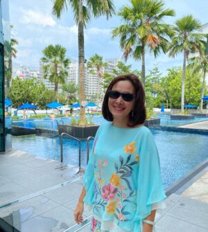 Deanna Yusoff Instagram - Selamat Hari Raya Aidilfitri. Maaf Zahir dan Batin.
Stepped out into the beautiful day after a big brunch (yes cooked this myself) and happy to show off my Baju Raya in this tropical setting.
Missing my friends and family this Raya (again) but grateful for my blessings. Stay safe and let’s continue to be positive. 

#rayaaidilfitri 
#maafzahirbatin 
#bajuraya 
#homecooked 
#lemang
#nasiimpit 
#rendang
#curry
#acar
#peanutsauce 
#serunding
#pineappletarts 
#pengatdurian
#tropical
#brunch
#ifeelpretty 
#staysafe 
#malayfood 
@matasesutera