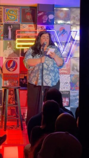 Debra DiGiovanni Instagram - I SPEAK TRUTH!! @donttellcomedy put on the best shows! This is last night in Manhattan Beach 
#comedyvideos #funny #women #cigar