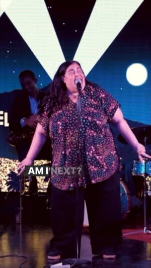 Debra DiGiovanni Instagram - Still waiting for my turn!!! Just a little clip from @theedelmeister fun show #welldressedcomedy  #standupcomedy #kissing #highschool