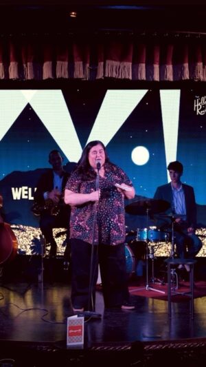 Debra DiGiovanni Instagram - In honour of the @justforlaughs fest and the nice hotel I’m staying at… #comedyvideos #comedyreels #funnyvideos #hotel 

🎥 @theedelmeister @welldressedcomedy