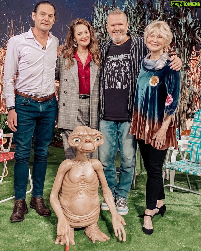 Dee Wallace Instagram - Catch our family reunion on @thedrewbarrymoreshow today! #phonehome @drewbarrymore @hjthomasjr @robert_macnaughton