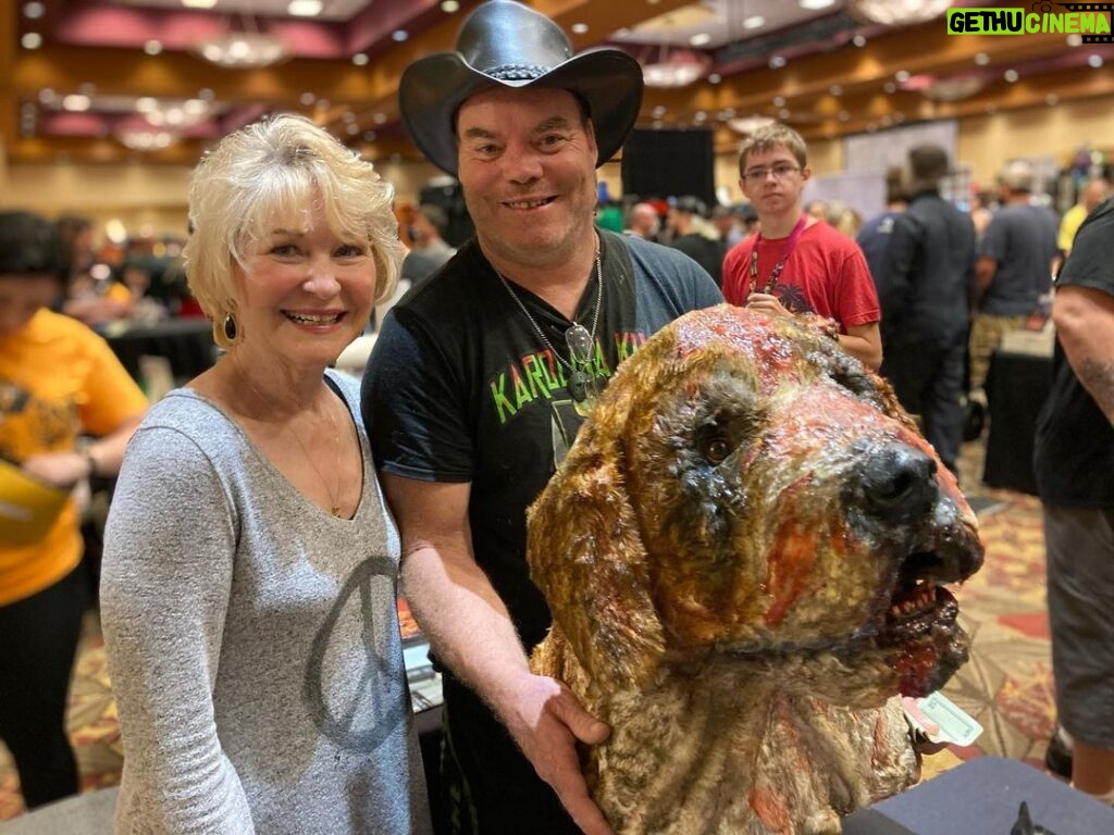 Dee Wallace Instagram - This is why I love doing conventions! You get to see how creative and amazing so many of your fans are! Look at this life-size creation of Cujo! 🐶
