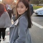 Della Delila Instagram - Merry Christmas All!!! - - Mau curhat sedikitttt..🤪 Yashhh, aku sadar banget hidup aku ini bener2 semua perkenanan nya Tuhan. Gk sama sekali rancangan Tuhan itu gagal dalam hidup aku. Walaupun kadang kalau di proses trus gkenak Suka kompromi sma Tuhan, but God is good yaaa… - - Anw, aku itu suka banget travelingg Dari kecil kalo ditanya sma orang2 negara impian aku slau jawab “ AMERICA DENGAN CHRISTMAS VIBES” , terus dari kecil selalu doa kapan yah bisa injek negara itu ? Karna jujur, aku bkn dr kluarga yg good financial.. Mau ke bangkok untuk pertama x nya aku sampe nabung setahun tapi ya happy sekali 😘. - Okay, jadi 2019 aku mimpi pergi ke USA ( ini kay nyata bgt dikasih mimpi sekitar 2-3x ) Terus aku punya notebook kecil judulnya “ the voice of God” Aku catet karena aku yakin Tuhan yg kasih tau dan emang itu desire hati aku dari kecil untuk pergi kesana, walaupun keadaan ny saat itu tidakk . Dan ahkirnya 2021 God make it happen 😱😭😭😭🥲 ( padahal waktu catet di notebook bener2 modal iman) Cuma satu hal yg diajarkan Tuhan lewat hal ini dlm hdup aku , bahwa all is possible with God.. Apapun yg ada di hati kita i believe Tuhan tau dan ngerti banget every detail in our life! ❤️