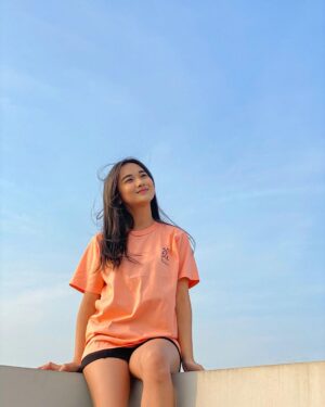 Della Delila Instagram - T-shirt ini nyaman banget dipakai meski di bawah matahari, panas terik tapi tetep adem ☺️☺️
Langsung aja tap & follow Instagram nya @cestlabellevie.id  dan ikuti campaign serta giveaway nyaa ..
Oiya jangan lupa untuk pantau instagram dan shopee nya ya❤️