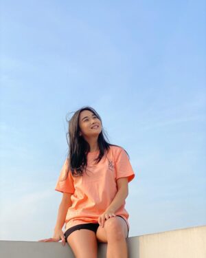 Della Delila Instagram - T-shirt ini nyaman banget dipakai meski di bawah matahari, panas terik tapi tetep adem ☺️☺️
Langsung aja tap & follow Instagram nya @cestlabellevie.id  dan ikuti campaign serta giveaway nyaa ..
Oiya jangan lupa untuk pantau instagram dan shopee nya ya❤️