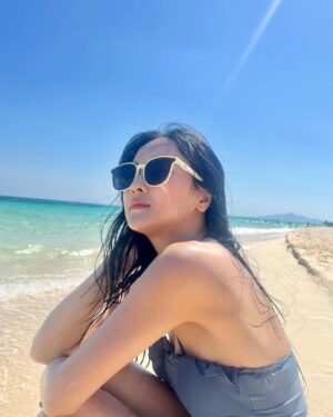 Della Delila Instagram - Happiness comes in waves 🏖