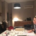 Demet Evgar Instagram - “Ben bu şarkıyı çok güzel gaza gelir söylerim “ mi hahahahha… Efsaneyi bir hatırladık ta bu sabah @sebnemkitis ciğimle. Eksik kalmayın istedim. 🩵 Açılışı Behiye& Solmaz provasıyla yapıyoruz canikolar 3. Videoda o “an” a gittim resmen 🥳🥳🥳 #ailearasında