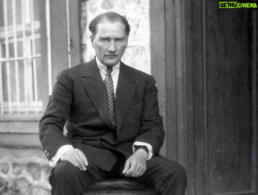 Demet Evgar Instagram - Tüm hayatını ülkesine , bizlerin geleceğine vakfetmiş Mustafa Kemal Atatürk “ e bir kez daha müteşekkirle. 30 Ağustos Zafer bayramımız kutlu olsun. #30ağustoszaferbayramı
