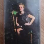 Demet Evgar Instagram - İlk defa babamın omzunda konserine geldiğimde 4 yaşındaymışım... Senin aşkın evimizde hep fırtınalar estirdi. Sen dertlendiğinde dertlendik, o çocuk kahkahanla coştuk sana hayran olan, senden ilham alan birçokları gibi… Ama bu sene bişey oldu ve sen ailemiz oldun o şahane ailenle. Ve ben sana bir kere daha aşık oldum. Varlığın, varlığımıza büyük bir armağan. Kızım benden daha şanslı ki dizinin dibinde büyüyor. İyi ki doğdun kraliçe iyi ki iyi ki…💙 #sezenaksu