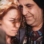 Demet Evgar Instagram - Senin gibi çocuk kalan, dostluğuyla insanın yüreğine işleyen dünyada kaç kişi vardır acaba… Yeteneğin zaten nadir gelir…Tanıştıktan sonra “kızım” dedin hep bana. “Baba” dedim ben de. Şaka da olsa, vazgeçmedik her görüşmemizde. Bir sonraki görüşmemiz bu mekanda olmayacak sadece…Seni özleyeceğim.Çok… Bi tanecik sevgilin Aysun abla ve dünya harikası oğlun başta olmak üzere tüm sevenlerine sabır diliyorum. Seni seviyorum. Kızın…
