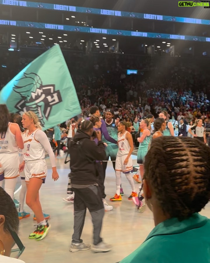 Denée Benton Instagram - A v sweet day 🍭💋 Thanks for letting me watch y’all win @nyliberty !