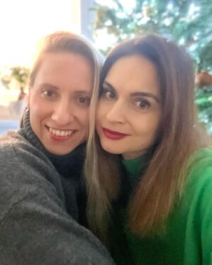 Denisa Cziglová Instagram - Už se známe tak dlouho…
Takt dlouho.
Poprvé jsme se viděli když nám bylo 15 let. Holky z obchodky a poprvé holky už velkoměsta, co zažily nejen své pády, party, sex, ‘touhy’ a něžnosti.
Poprvé jsme spolu dělali kraviny, zkoušeli všelijaké drinky, měli své první lásky(dobře já 3 zároveň) v jedné chvíli :-) tyhle lásky a pády, ale byla to fakt sranda. Věřím, že jsme si toho za nás život moc užili. Nejen jednou a nelituji.
Známe se  už opravdu dlouho. Když Verča začala žít v Anglii, říkala jsem si Jo dávám ti rok, maximálně 2 roky. No a už je to Mrs Smith a jsem ráda, že se vidíme, když to jde. 
Vím, že jsme si hodně vyzkoušely a hodně užily v našich životech a nikdy to nebylo nejednoduší, ani pro jednu z nás. Ale máme se stále spolu a když je nejhůř- jakože já poslední rok nejhůř, Verča sedne na letadlo a doletí za mnou, protože jak mi říká “není čas ztrácet čas”. 
Tohle mi vždycky, moc pomáhá děkuji moc zlato. ❤️🫶🏻
Je to občas těžké, přijdete zas zítra? Budu tady? Když víte, ze všechno je teď trošku jinak. Ale každý den stojí za to. Protože když tady máte rodinu, přátelé, kamarády je to nejvíc. I když teď už hůř mluvím, špatně čtu a vůbec nevím co mě píšete :-) 
Jsem pořád tady dokud to jde a dokud může. ❤️

Ps: Moje drahá ty víš, co jsme si řekly a doufám že brzy se v létě vidíme. 💫
A kdyby ne…. Vždycky se na mě úsměj a vzpomeňte si na mě, co se stalo v Podivíně jako nic se nestalo.🙊😝😂❤️💫
#lavju