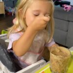 Denisa Cziglová Instagram - Jestli je u nás nejoblíbenější snídaně naší malé princezny, tak od miminka raw kaše.🍌🥑🍫🥛 Avokádo+banán+raw kakao+rostlinné mléko a vše rozmixoval.🥰👧🏼 Ještě máme teplou verzi a to pohanková kaše a teplé mléko. 😌🫶🏻. Přidám borůvky, maliny, ostružiny a trošku müsli, ořechy a třeba i mák a vše promíchám. Tato kaše je opravdu za chvilku pryč. Takže maminky dobrý tip, na zdravou kaši a rychlou snídani.😅🐰 Je to neskutečné jak to letí a naše holčička ma 2 a půl roku.🥹🙏🏽❤️ Ale je s ní velká sranda a moc si ji užívám.❤️ #snidne #oblibenasnidane #kase #avokado #banan #rawkakao #mleko #rawkase #raw #mojemalaholcicka #dvaapulroku #miluju #mojeholcicka #foodtherapybydenisa #cancermum #cancerfighter