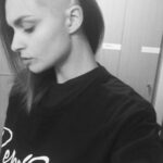 Denisa Cziglová Instagram – Žij a dělej to, co tě baví. Život je dar, který jsme si rozbalili a máme si ho užít a prožit, než spadne opona a přijde tvá derniéra.” 
Denisa Cziglová

Je to neuvěřitelné, nikdy jsem to nečekala, že se vyprodají všechny knížky 2000 kusů.🥹🫶🏻

Ano prodaly se teď, v období, které je pro mně náročnější, ale zase mě stále drží nad vodou a jsem strašně šťastná, že mi píšete jak vás inspiruje, motivuje a pomáhá i vám.😘

Svůj život jsem si opravdu od roku 2015 užívala naplno a celkově jsem moc vděčná za celý život. 🙏🏽Neloučím se teď to ne. Jen jsem ráda, že jsem si ho prožila hezky a doufám, že moje derniéra ještě chvilku počká. 😅

Děkuji moc @backstagebooks za vydání a všechno až do teďka. ❤️
Snad nám klapne alespoň ještě ta druhá knížka, kterou bych chtěla začit po létě psát. 😎🙌🏼

Vím, že mi často píšete, že knížku už nemůžete sehnat, jestli o nějaké nevím. Bohužel už nikde v knihkupectví a na eshopech asi nenajdete, ale třeba vám ji někdo půjčí nebo prodá. 😅

Ale pozor💛
Já jsem jednu knížku ještě našla. A ráda bych ji někomu věnovala🥰. Někomu kdo ji teď moc potřebuje, kdo bojuje a udělá mu velkou radost.

Jaká je podmínka?
Tady dolů⬇️ na IG napište prosím nějaký váš životní optimisticky příběh, něco co vám pomohlo a dělá radost ze života. Příští pátek vyberu vítěze a moc ráda pošlu knihu s věnováním.💛😘🫶🏻

#kniha #backstagebooks #mojeknizka #derniera #vyprodano #foodtherapybydenisa #mujpribeh #mujzivot #mujboj #nadornamozku🧠 #Evzen #cancermum #fuckcancer🎗