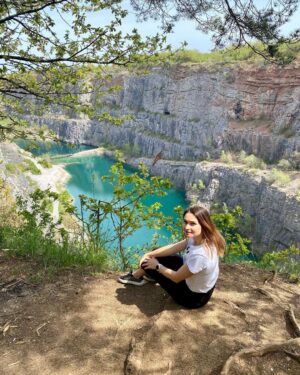 Denisa Cziglová Instagram - Tak hlásím, už mám první @ozonovaterapie za sebou první čtyři dny.🙏🏽
Zatím se cítím velmi dobře a věřím, že bude ještě líp.🫶🏻
Mám před sebou další 14 dní čistění krve, buněk a jsem opravdu na celý výsledek. 🙏🏽🫶🏻
Člověk si musí užírat každý den, svoje přátelé, výlety a život na plno.❤️
Konečně jsem viděla „Velkou Ameriku".😀
A samozřejmě můj oblíbeny Karlštejn  nesmí chybět nesmí chybět.🙏🏽
Ale už se taky moc těším za rodinou a svoji holčičkou🥹💜

Často se ptáte, kdy vyrazíme do zahraničí a kam. Obvykle odpověď - řešíme a pracujeme na tom. Vše uvidíme, jak dopadne magnetická rezonance a pak budeme postupovat dál.
Tak prosím buďte trpělivý jako já😄

Přeji vám hezký víkend🙏🏽☀️🌸🌷
#vyletovani #cestovani #velkaamerika #karlstejn #enjoyeverymoment #foodtherapybydenisa #ozon #ozontherapie #cancermum #cancerfighter #glioblastom #staypositiv #staystrong