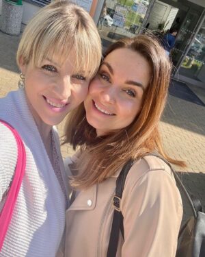 Denisa Cziglová Instagram - Holky, co mají hodně společné 😘🧠
Ano máme obě 36 let, 
ano máme obě jedno dítě 
a ano obě dvě máme nádor na mozku a bojujeme s Evženem a Lucčinou fešandou Agnes 🙈🤪 #glioblastoma @jankulucie 

Ale je super mít svoji parťačku, chápat se, vzájemně se podporovat a věřit, že budeme výjimkou statistik v papírech.❤️🙏🏽🫶🏻
#hlavneseztohoneposrat☝️ 
#holky #maminy #glioblastom #glioblastomholky #bojovnice #brno #mou #foodtherapybydenisa #cancermum #cancerfighter