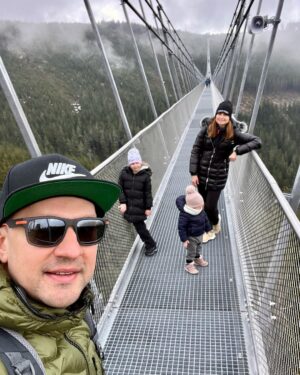 Denisa Cziglová Instagram - Poprvé jsme byli na Dolní Moravě v @wellnesshotelvista a kdo ještě nebyl s dětičkami, tak vřele doporučuji.🙌🏼😍👏🏻

Super hotel, spousta zábavy pro děti, animátoři, super programy pro zlatíčka, takže špatné počasí je zažehnáno, dětské koutky, herny, hřiště, bazény pro malé a velké, no a pro starší sauna a wellness😍

V zimě to tady musí být super lyžovačka a super zážitek byl dnešní Sky Walk. 🫶🏻🥹

Už chápu, že je tady věčně plno, protože tady si to opravdu užijí všichni a hlavně ty naše zlatíčka.❤️

#wellnesshotelvista #dolnimorava #rodinyvylet #holcicky #skywalk #czechrepublic #foodtherapybydenisa #cancermum #cancerfighter #enjoyeverymomentasitcomes⌛️