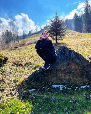 Denisa Cziglová Instagram - PODĚKOVÁNÍ 🙏🏽🫶🏻❤️
Moc vám všem děkuji za vaše zprávy a také za velkou podporu v naší sbírce na @doniocz 
Když jsme sbírku zakládali, ani ve snu nás nenapadlo, že by dopadla takto. Jsem za to nesmírně vděčná a moc si toho vážím.🫶🏻
Děkuji ještě jednou z celého srdce.💫❤️

Bohužel se zde najdou i tací, kteří s mou cestou nesouhlasí a snad si i myslí, že finance ze sbírky použiji na zábavu…🤷‍♂️ 🙈
Každý máme svůj názor a to je správné, ne všichni spolu musí souhlasit. Nakonec každý se může rozhodnout jakou cestou půjde a následky si pak ponese sám. 
Ráda bych však těmto lidem doporučila ať mě přestanou sledovat a věnují se raději něčemu, co jim vytváří pozitivní emoce než holce s nádorem, co jde vlastní cestou...🙌🏼

Každopádně žádné peníze na světě nejsou důležitější než zdraví. 💚
Vlastní prožitek je věřte však mnohem silnější než si myslíte, protože každý by chtěl žít kvalitní a zdravý život co nejdéle, ale představit si to není jednoduché…

Člověk má pak k životu úplně jiný přístup.
Vybrané peníze jsou sice krásné, ale nikdo Vám neřekne kolik je vlastně potřeba nebo na jak dlouho, nebo jestli vůbec něco zabere. Léčba může stát i mnohem vyšší miliony než jsme spolu vybrali.
No můžeme jen věřit, že najdeme způsob léčby, který funguje. 🙏🏽
Já již nějakou dobu kombinuji klasickou západní medicínu-tedy nyní radioterapii + tabletky chemoterapie s alternativní podpůrnou léčbou. 

Ráda Vám tady o ní pak napíšu, ale až potom, co z ní naberu zkušenosti. Zatím bohužel nic Evžena nezastavilo a tak teď zkoušíme, co se dá.🙏🏽
Dalším krokem bude zahraničí, pravděpodobně USA.

Chtěla bych moc poděkovat Verci aYvči za pomoc v komunikaci v angličtině.❤️ @nourishbyv @yvetagermano 
Není to opravdu jednoduché se všemi klinikami dobre komunikovat.

Ještě bych vám chtěla říct, že jsem se rozhodla po několika letech změnit svůj způsob stravování na tzv. KETO stravu. 
Info web @brainmarket_cz 

Věřím, že je to ten správný směr, kterým mám teď jít a věřím, že i mnohým z vás by tato strava prospěla, ale samozřejmě každému nebude vyhovovat. Samozřejmě to není jen o stravě, ale o více faktorech, které ovlivňují naše zdraví. 

Přeji všem zdraví a užívejte každý den na plno🫶🏻❤️