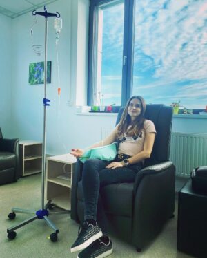 Denisa Cziglová Instagram - Už dřív jsem chodila od doby Covidové do @cellthera_clinic na vitamínové infuze, pro zdraví a abych podpořila imunitu. 
No a teď, jsem začala chodit 2x týdně na infuze. Pro onko pacienty, je to ideální a důležité, protože potřebujeme vitamíny, antioxidanty, vitamin D a tiogamu - na rakovinové buňky a je důležité chodit alespoň 1x týdně. Já těmto věcem věřím, jako velkou pomoc k uzdravení.💪🏼🙏🏽

Pro zdravé lidičky je taky fajn myslet na sebe a alespoň jednou za měsíc doplnit trošku vitamíny. Každý se žene celý den za stresem, prací, ale dokud se nic nestane, nemyslíme moc na sebe. 

Cellthera je opravdu zajímavá klinika u nás v Brně. Pošlu vám odkaz a podívejte se nejen na infuze, ale třeba zajímavé věci jakou jsou třeba kmenové buňky, onkologická a nádorová onemocnění, nemoci mozku a další zajímavé věci. 🙏🏽😍

„Když existuje cesta od zdraví
k nemoci, musí existovat i cesta
od nemoci ke zdraví.”

https://celltheraclinic.cz
#zdravinaprvnimmiste #infuze #fuckcancer #nadornamozku #glioblastom #foodtherapybydenisa #cancermum #cancerfighter #celltheraclinic #brno